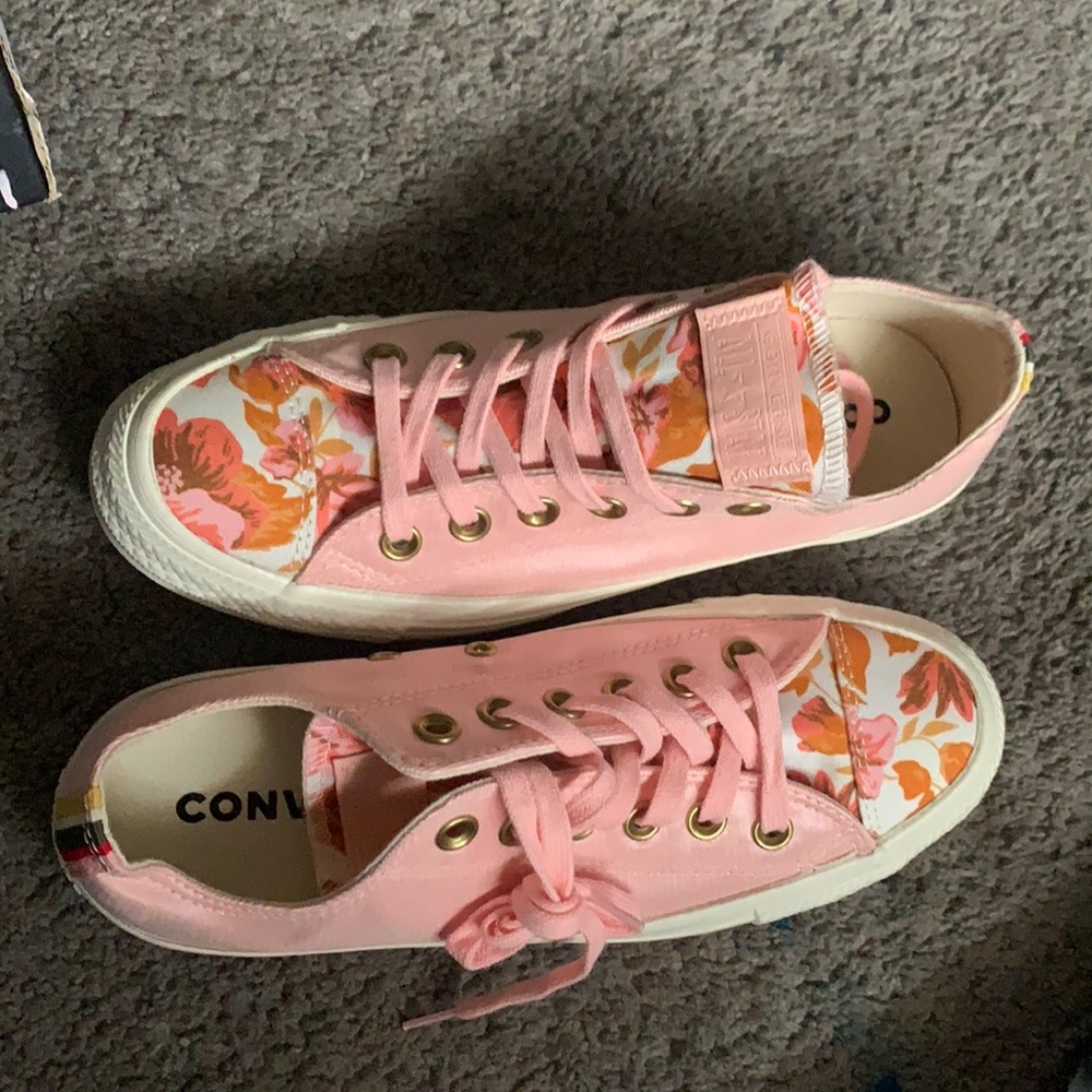 Pink low top convers